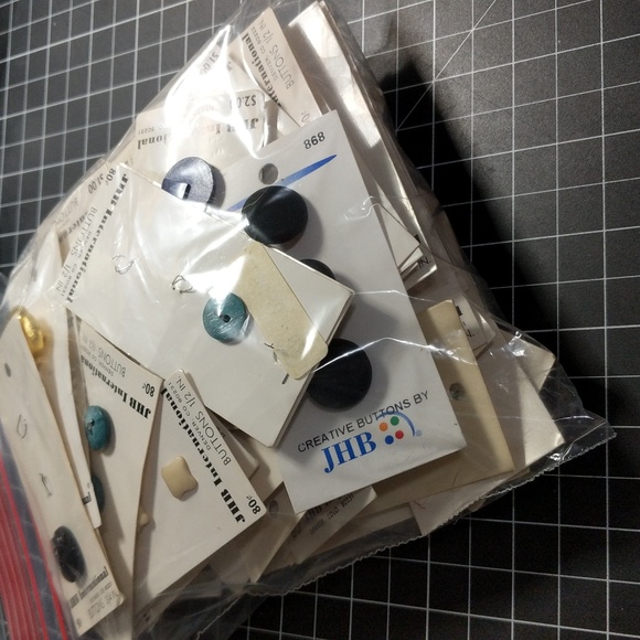 Massive vintage button bundle close to 5lbs - Picture 8 of 13